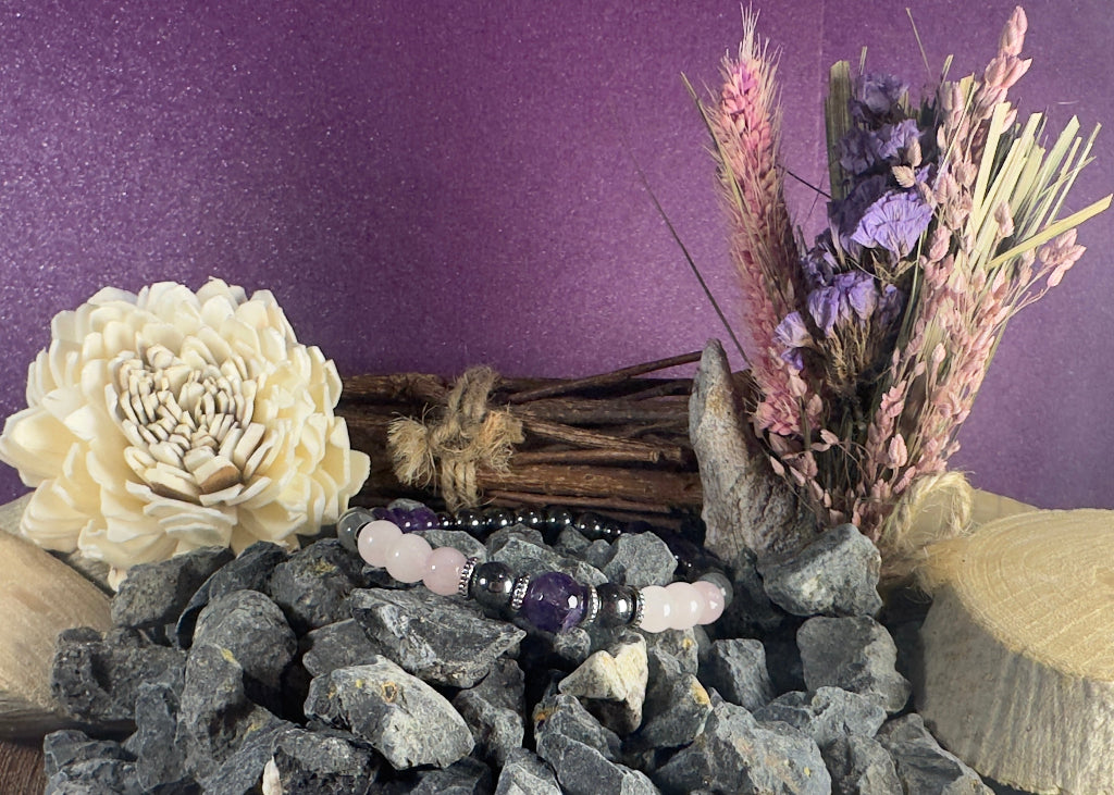Bracelet en pierres naturelles conçu pour apaiser les émotions et renforcer la protection énergétique, avec améthyste, quartz rose, hématite et labradorite.