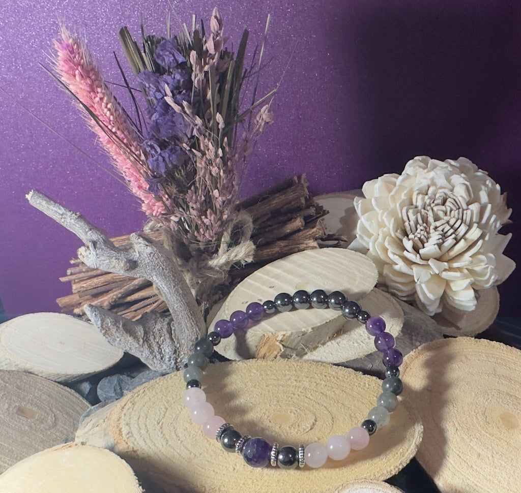 Bracelet en pierres naturelles conçu sur-mesure pour apaiser les douleurs et soutenir l’émotionnel. Améthyste, quartz rose, hématite et labradorite.