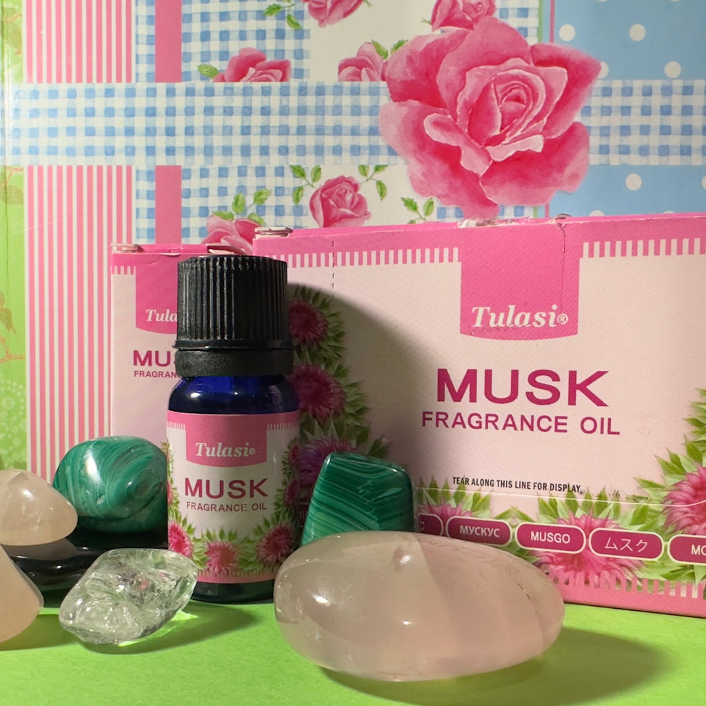 Huile parfumée Tulasi Musc 10 ml, aux notes chaudes et boisées. Idéale pour la relaxation, la méditation et la création d’une ambiance apaisante.