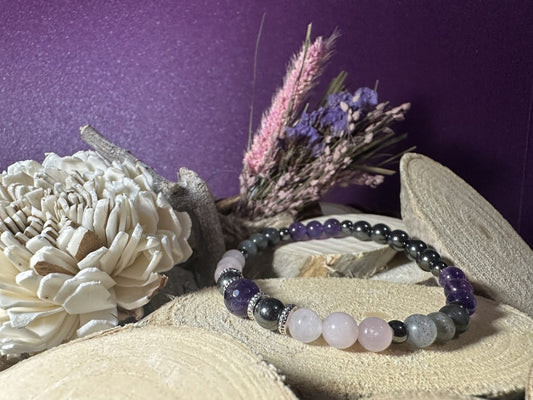 Bracelet en pierres naturelles sur-mesure, conçu pour soulager les douleurs et apaiser l'esprit. Améthyste, quartz rose, hématite et labradorite.