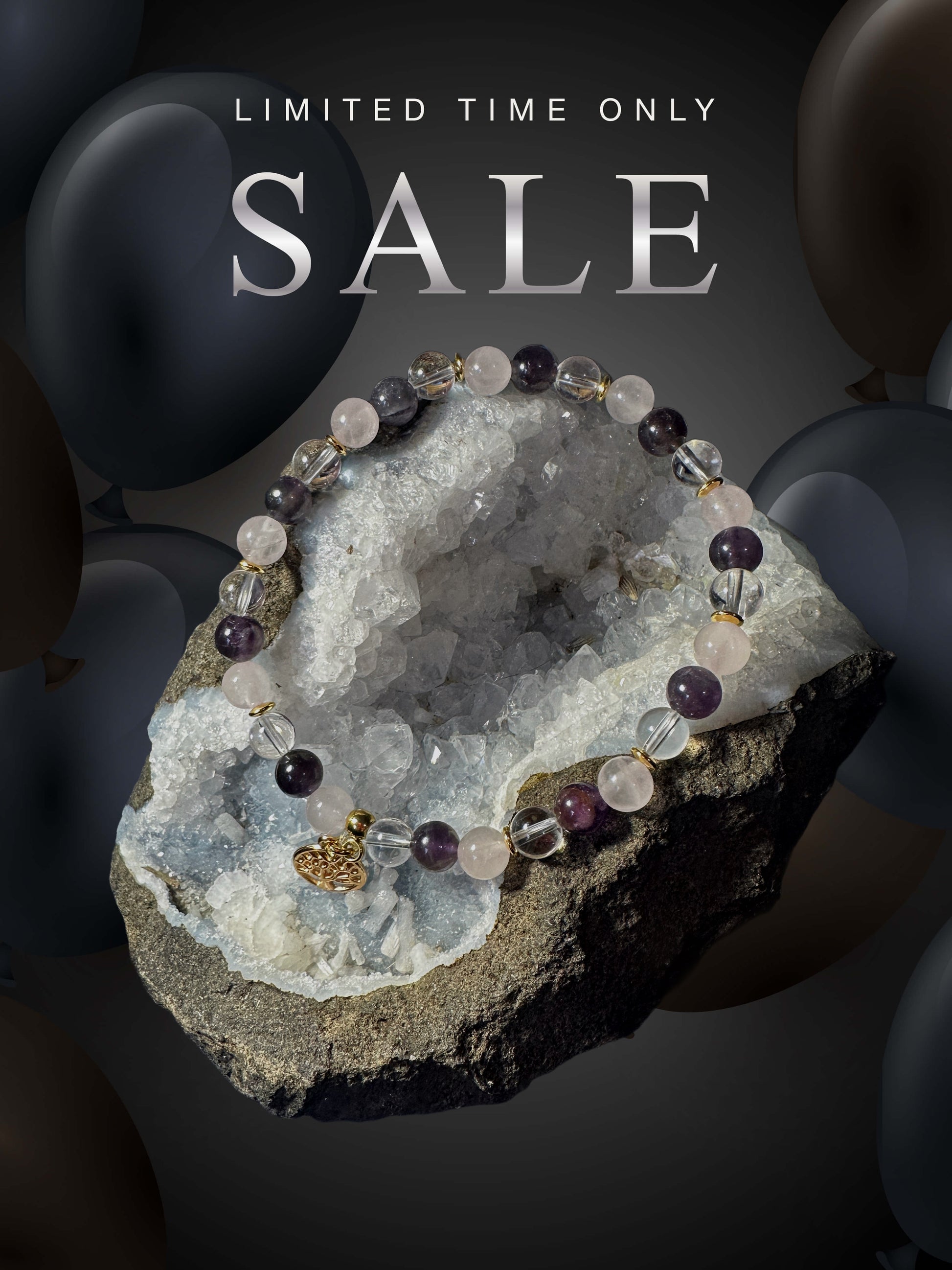 Bracelet en Quartz Rose, Améthyste et Cristal de Roche, sublimé par un pendentif arbre de vie doré. Il repose sur un cristal brut, créant une ambiance élégante et mystique.